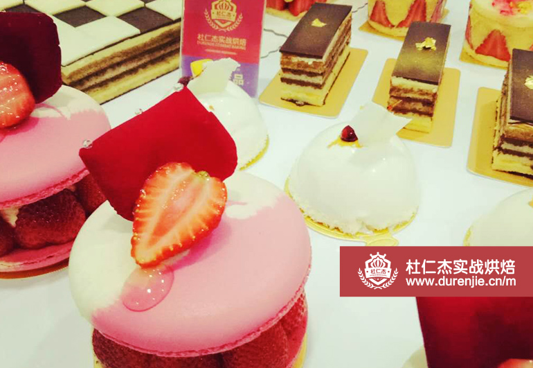 在大學校園住宅小區(qū)開店,學西點蛋糕培訓一般多久作品展示17311