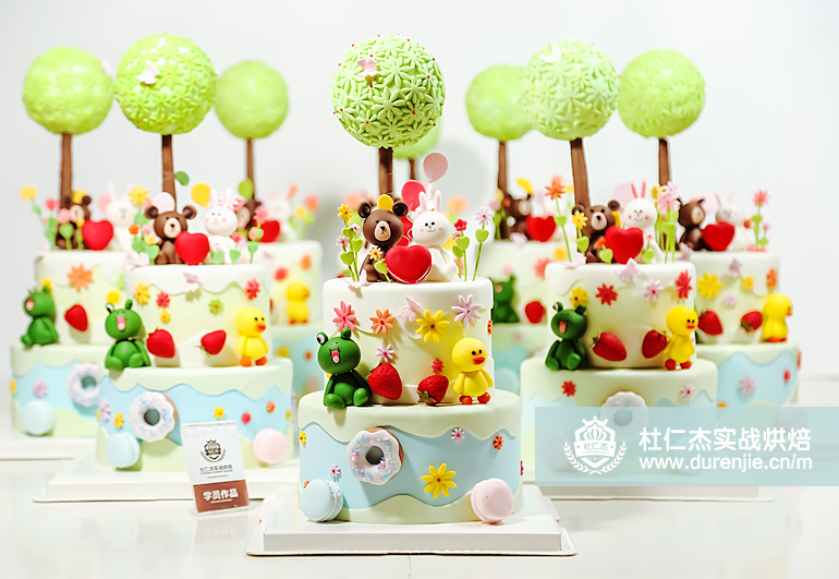 學(xué)習(xí)制作蛋糕,蛋糕培訓(xùn)學(xué)校,糕點(diǎn)培訓(xùn)學(xué)員作品小熊翻糖蛋糕